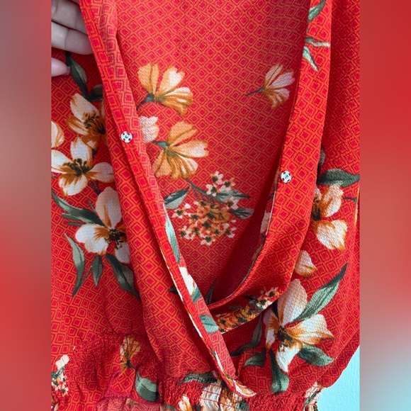 One Clothing Junior’s Blouse Red Floral Snap Closure Size Smalll - Picture 9 of 10